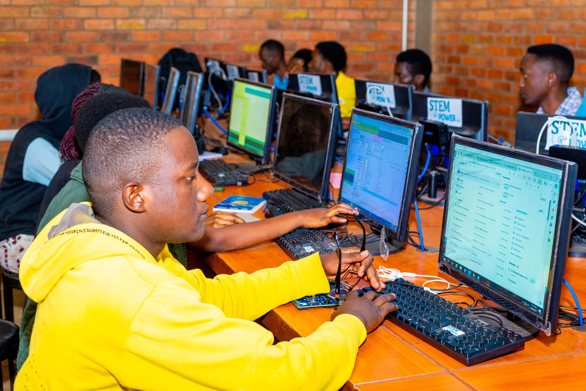 gitega-l-universite-polytechnique-de-gitega-accueille-un-nouveau-centre-stem-et-felicite-stempower-pour-la-promotion-des-competences-pratiques-en-stem