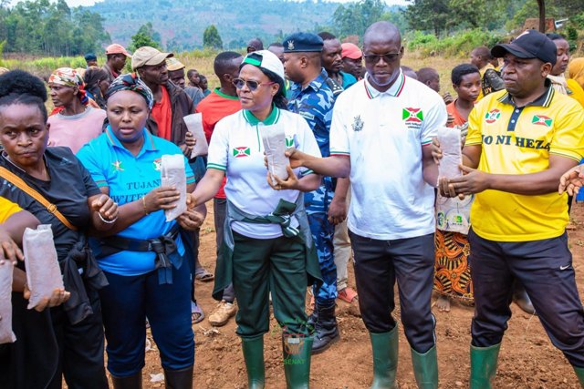 la-premiere-vice-presidente-du-senat-exhorte-la-population-a-renforcer-les-initiatives-de-developpement-communautaire