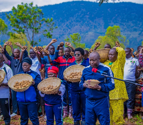 a-mwaro-le-president-ndayishimiye-donne-le-coup-d-envoi-de-l-annee-agricole-2025-2026