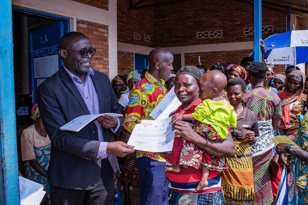 gitega-plus-de-13-000-adultes-certifies-apres-une-formation-en-alphabetisation